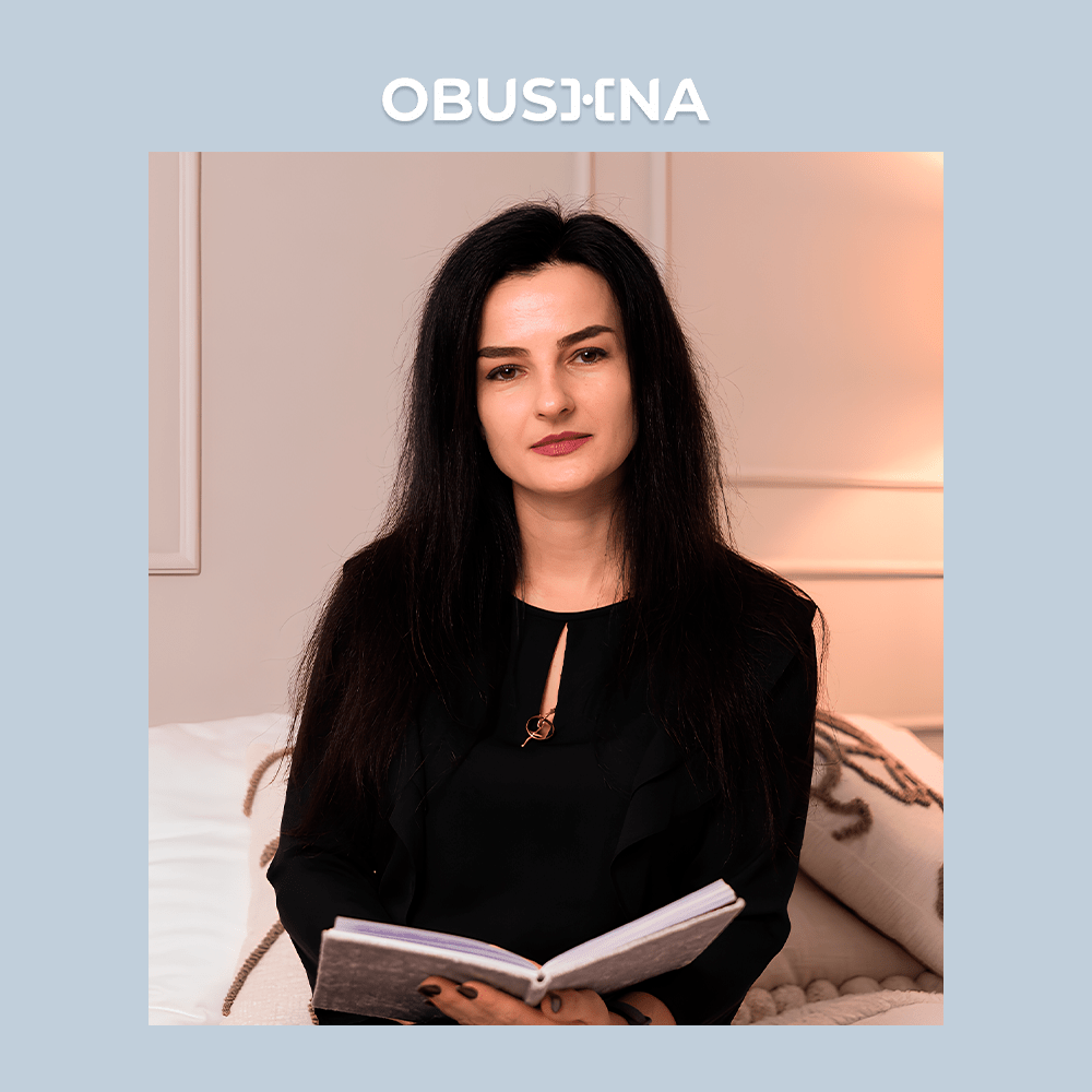 Наталя Миколайчук психологиня з блокнотом під час консультації | Obushna.pro