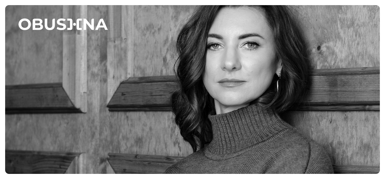 Авторка Наталія Обушна з робочими зошитами про допомогу іншим