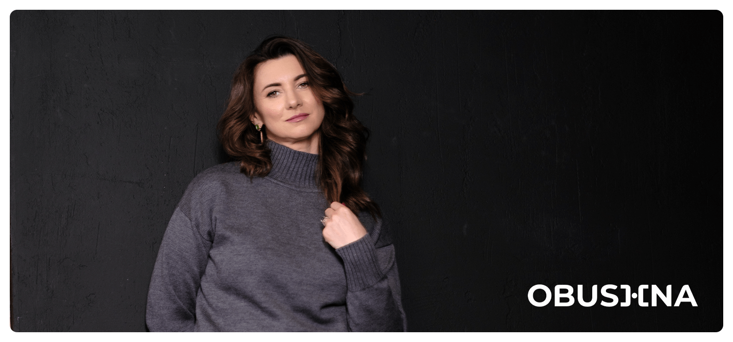 Наталія Обушна з робочими зошитами для подолання синдрому рятівника