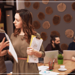 Показна продуктивність і перевантажена жінка за ноутбуком