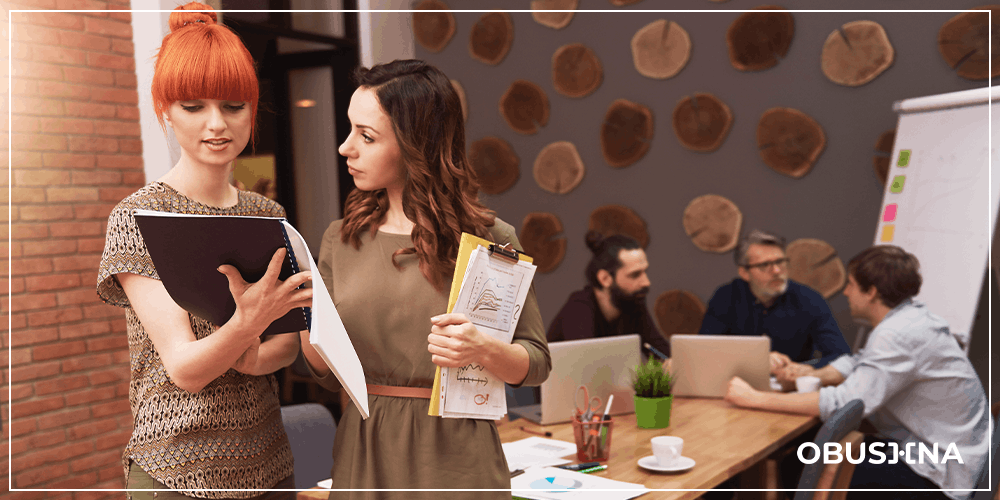 Показна продуктивність і перевантажена жінка за ноутбуком